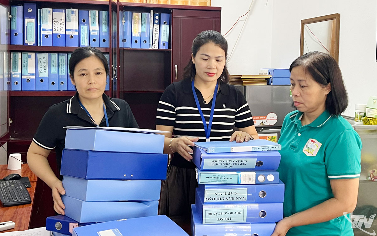 Các cán bộ, giáo viên Trường THCS Túc Duyên, phường Phan Đình Phùng, tỉnh Thái Nguyên sắp xếp tài liệu, chuẩn bị di chuyển lên cao, đề phòng ngập úng xảy ra.