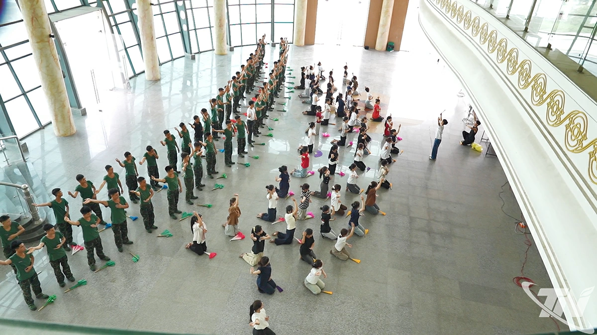 Chiến sĩ Bộ chỉ huy Quân sự tỉnh và
sinh viên Trường Đại học Sư phạm
hợp luyện.