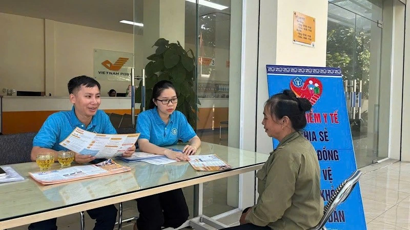 Cán bộ Bảo hiểm xã hội Hà Tĩnh (Bảo hiểm xã hội khu vực XV) tuyên truyền chính sách bảo hiểm xã hội, bảo hiểm y tế cho người dân.