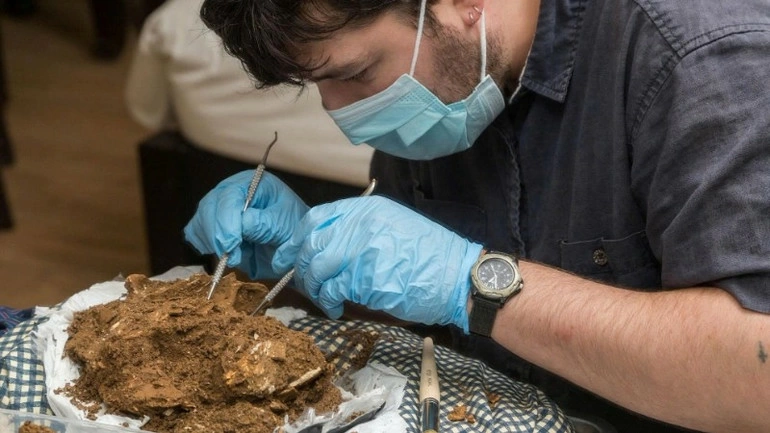 Chuyên gia khảo cổ học quốc tế phân tích các mẫu khảo cổ tại Tràng An. (Ảnh: SỞ DU LỊCH NINH BÌNH)