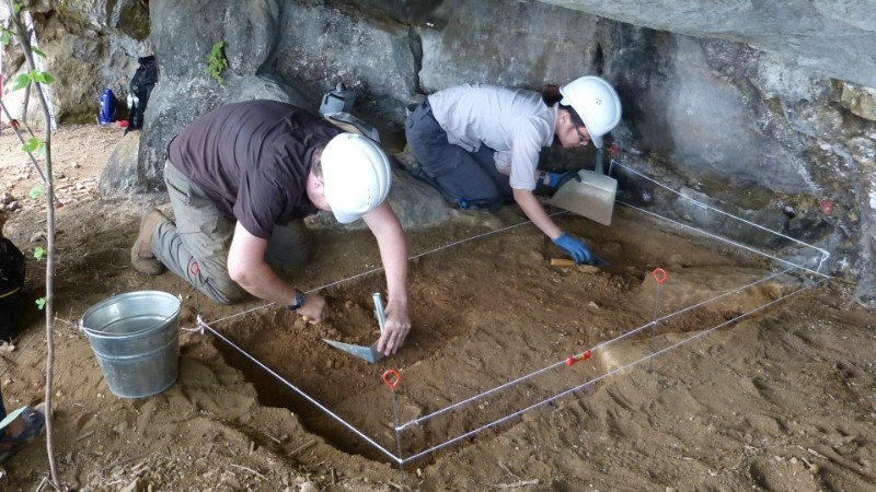 Các nhà khảo cổ học trong nước và quốc tế đang khai quật tại Tràng An, tỉnh Ninh Bình (Ảnh: SỞ DU LỊCH NINH BÌNH).