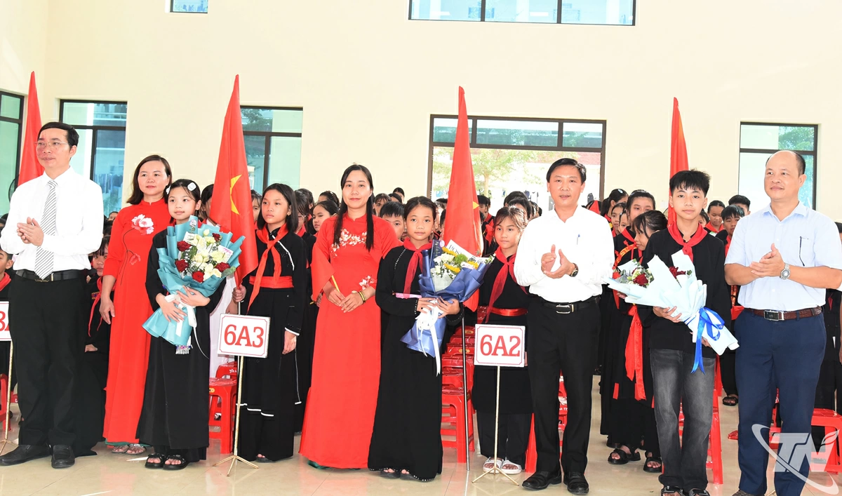 Các đại biểu tặng hoa chào đón 90 học sinh lớp 6.