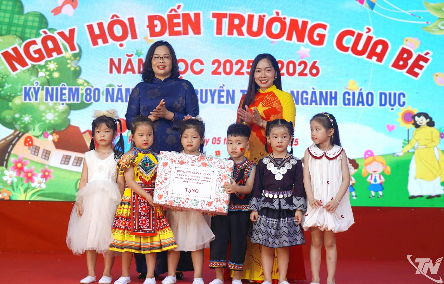 Đồng chí Trần Thị Lộc, Ủy viên Ban Thường vụ Tỉnh ủy, Phó Chủ tịch HĐND tỉnh tặng hoa chúc mừng cô trò Trường Mầm non Phùng Chí Kiên nhân dịp khai giảng năm học mới.