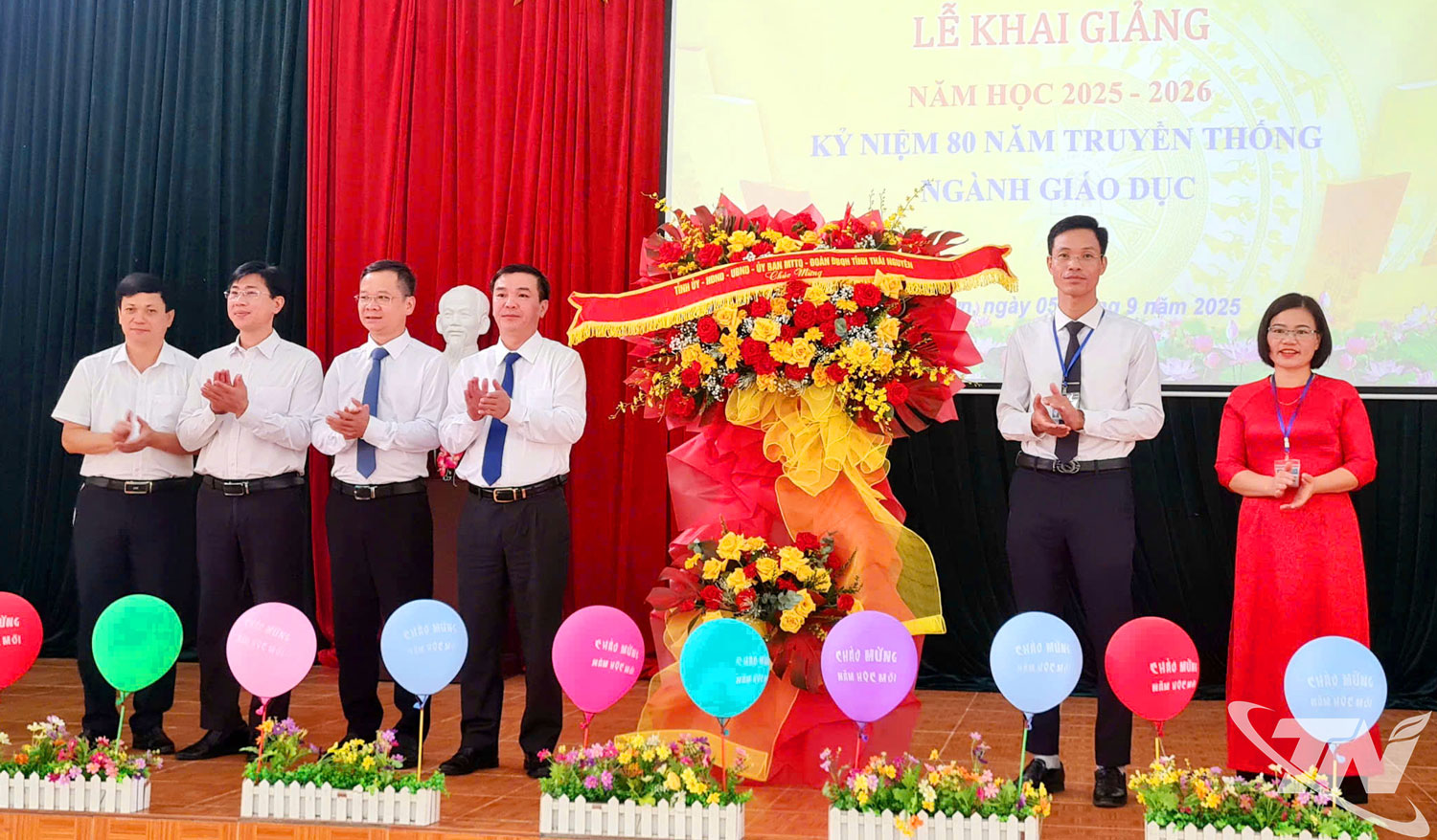 Đồng chí Hà Sỹ Huân chúc mừng thầy trò Nhà trường tại Lễ khai giảng.