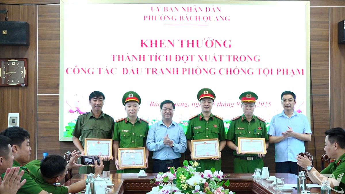 Các đồng chí lãnh đạo phường Bách Quang trao khen thưởng đột xuất cho 4 cá nhân có thành tích xuất sắc trong đấu tranh, phòng chống tội phạm.