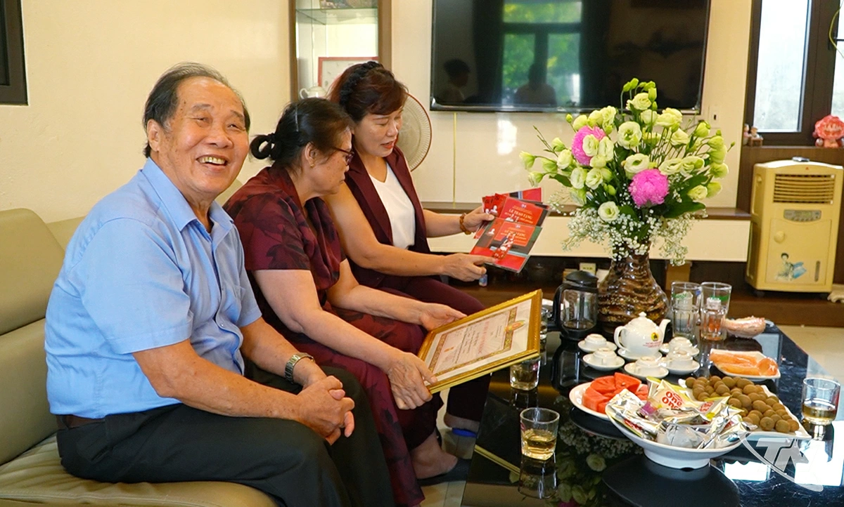 Gia đình ông Đỗ Đình Phiêu ôn lại kỷ niệm về công tác khuyến học, khuyến tài
trong gia đình.