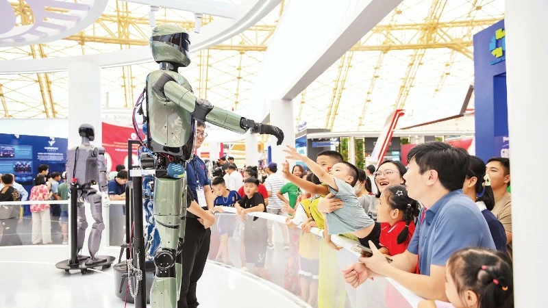 Gian trưng bày của doanh nghiệp tư nhân thu hút sự quan tâm của đông đảo người dân tại Triển lãm thành tựu đất nước “80 năm Hành trình Độc lập-Tự do-Hạnh phúc”. (Ảnh: THẾ ĐẠI)