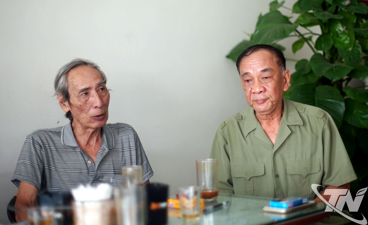 Ông Sơn (bên trái) và ông Thái thường gặp nhau ôn lại những kỷ niệm chiến trường.