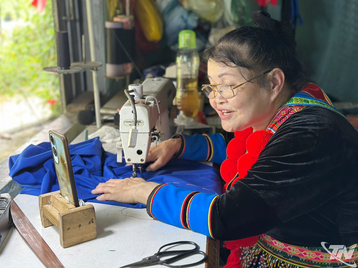 Bà So luôn mong muốn có thể đưa trang phục truyền thống của dân tộc đi xa.