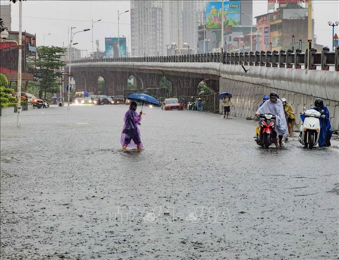 Cuối đường Minh Khai (phía chân cầu Vĩnh Tuy, Hà Nội) mênh mông nước (chiều 30/9/2025). Ảnh: Thanh Tùng/TTXVN