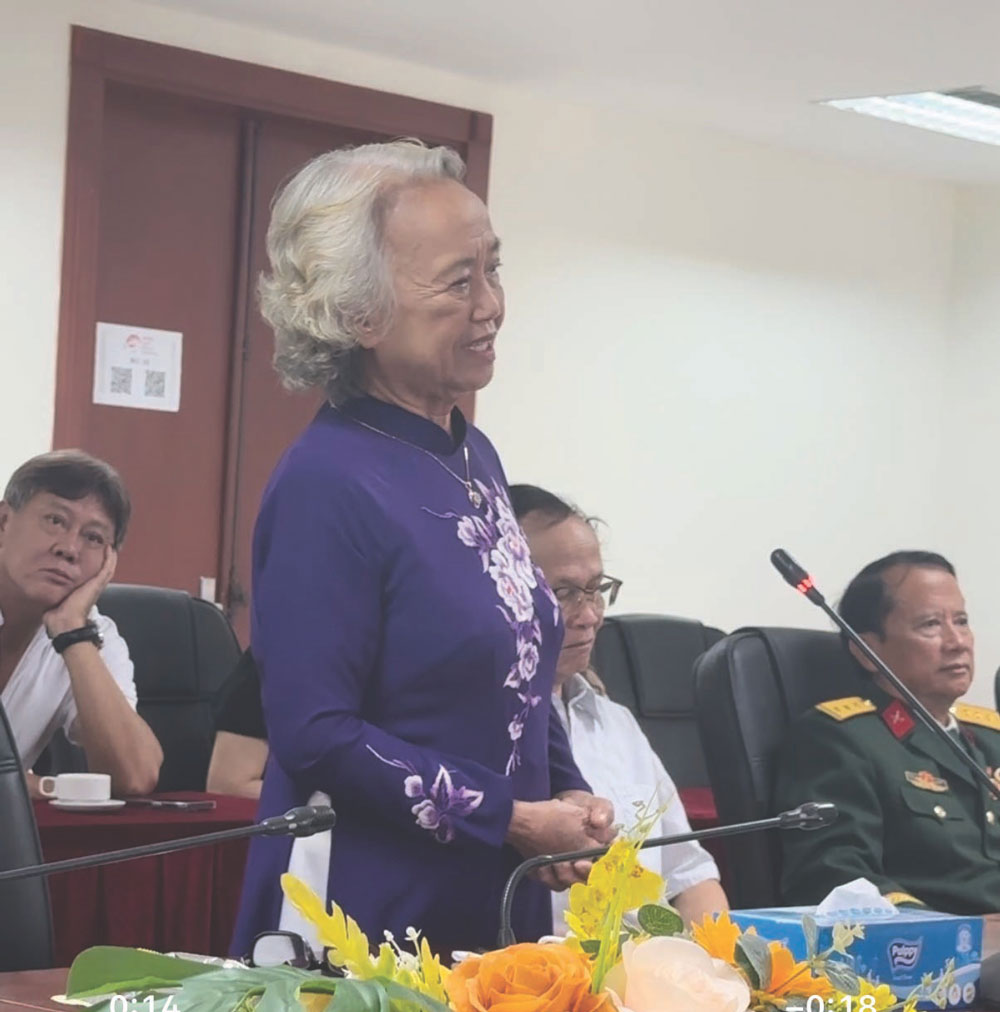 PGS, TS khoa học Nguyễn Thị Trâm-bạn học cấp 3 với liệt sĩ Vũ Xuân phát biểu cảm tưởng.