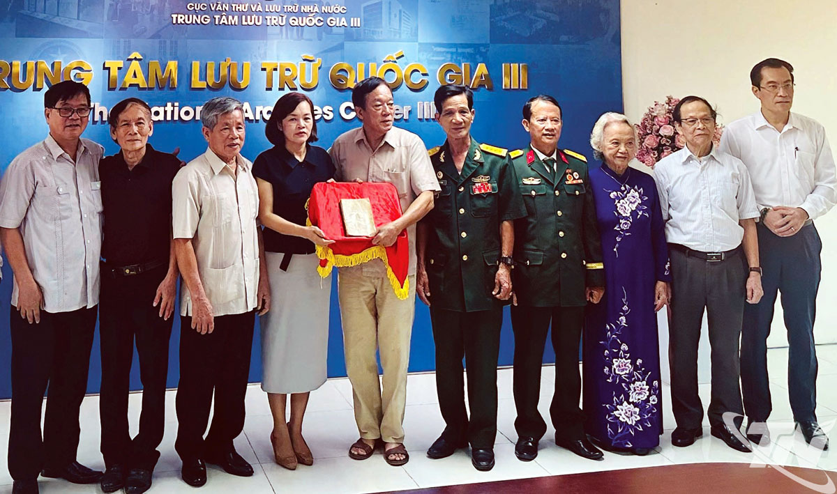 Các đại biểu trong lễ tiếp nhận bản gốc Nhật ký Vũ Xuân.