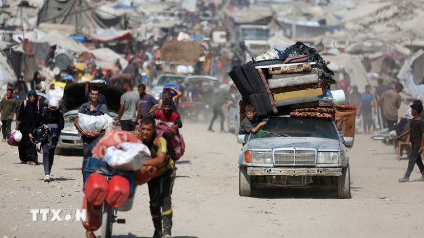 Người dân Palestine sơ tán tránh xung đột tại Gaza. (Ảnh: THX/TTXVN)