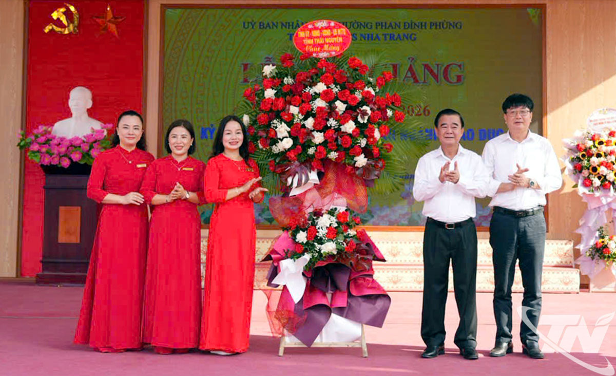 Đồng chí Đỗ Đức Công, Phó Chủ tịch Thường trực HĐND tỉnh tặng hoa chúc mừng Trường THCS Nha Trang.