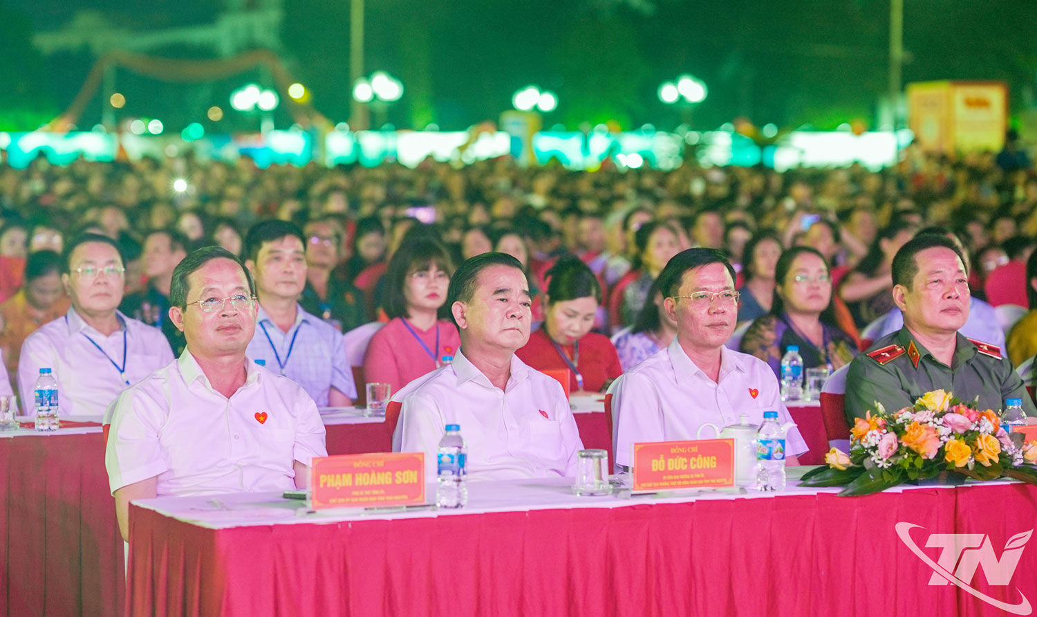 Các đồng chí lãnh đạo tỉnh dự Chương trình tại điểm cầu Quảng trường Võ Nguyên Giáp, phường Phan Đình Phùng.