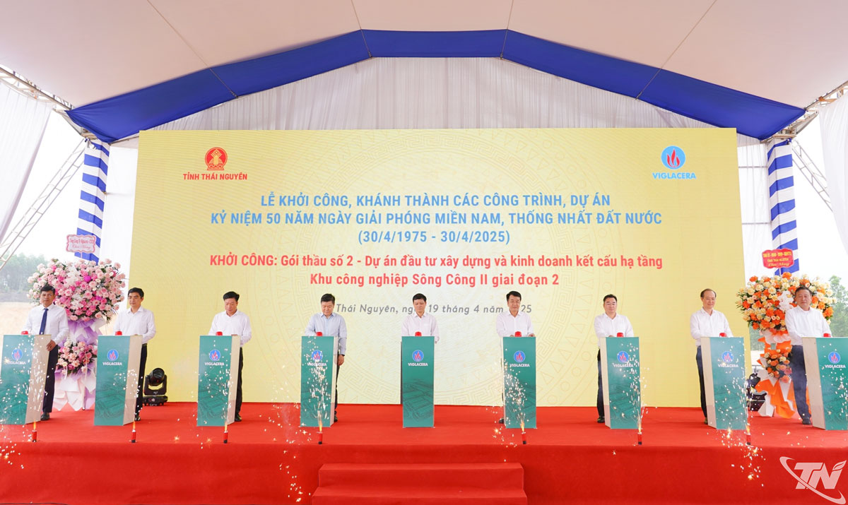 Các đại biểu dự lễ khởi công gói thầu số 2 của Dự án đầu tư xây dựng, kinh doanh hạ tầng Khu công nghiệp Sông Công II, giai đoạn 2 (tháng 4-2025).