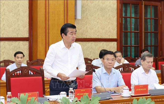 Đồng chí Võ Văn Dũng, Ủy viên Trung ương Đảng, Phó Trưởng Ban Thường trực Ban Nội chính Trung ương, trình bày báo cáo tại phiên họp.