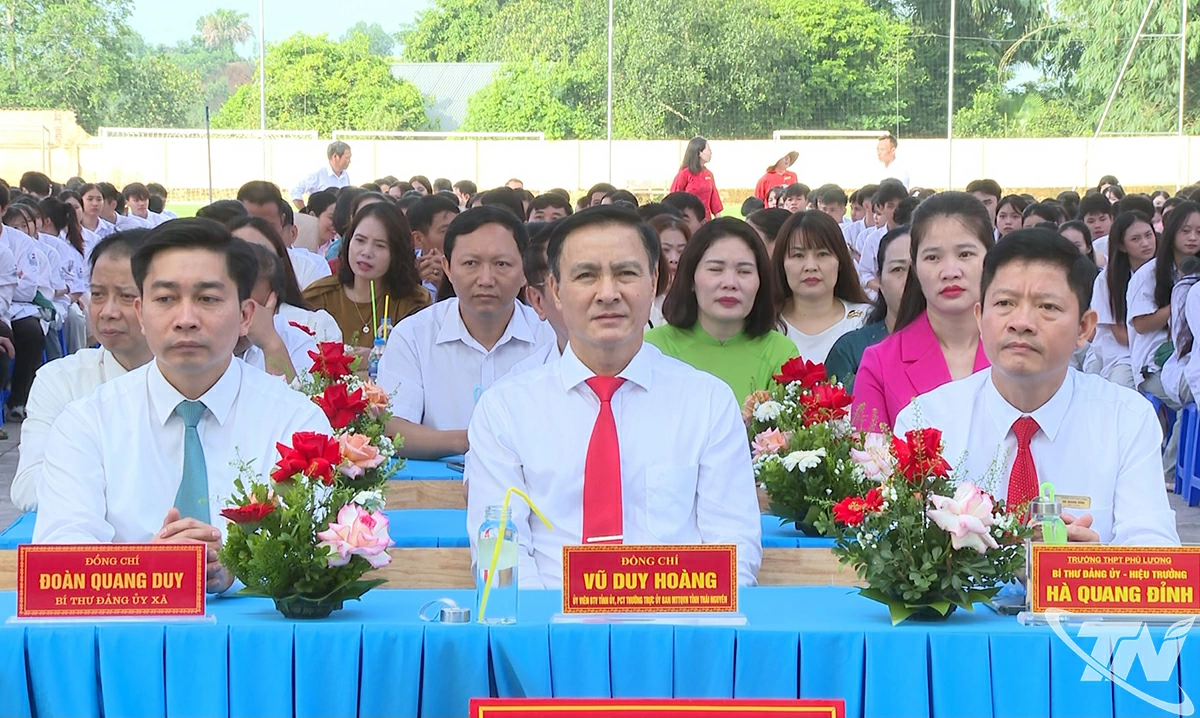 Đồng chí Vũ Duy Hoàng, Uỷ viên Ban Thường vụ Tỉnh ủy, Phó Chủ tịch thường trực Uỷ ban MTTQ tỉnh dự Lễ khai giảng tại Trường THPT Phú Lương.
