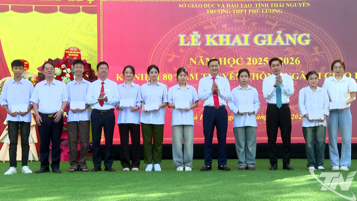 Đồng chí Vũ Duy Hoàng, Uỷ viên Ban Thường vụ Tỉnh ủy, Phó Chủ tịch Thường trực Uỷ ban MTTQ tỉnh trao quà cho học sinh Trường THPT Phú Lương.