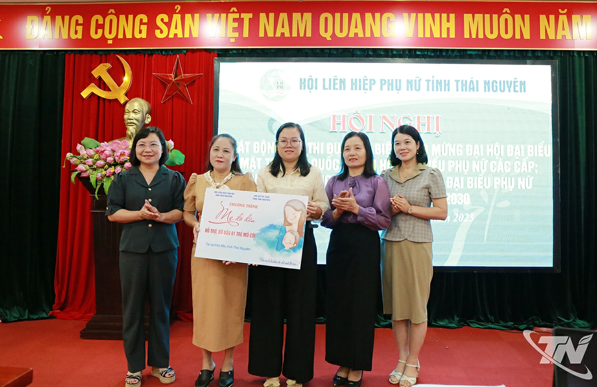 Hội Nữ trí thức tỉnh nhận đỡ đầu 1 trẻ mồ côi.