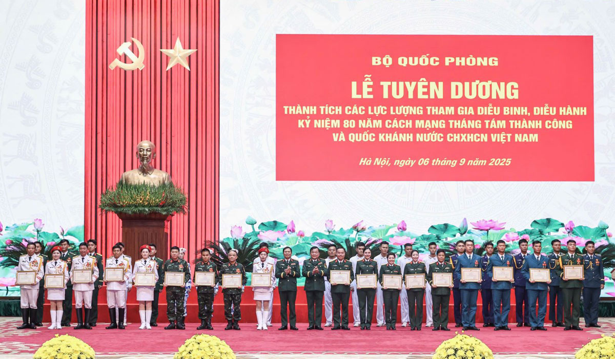 Đại tướng Nguyễn Tân Cương, Tổng Tham mưu trưởng QĐND Việt Nam, Thứ trưởng Bộ Quốc phòng và đồng chí Thượng tướng Hoàng Xuân Chiến, Thứ trưởng Bộ Quốc phòng tặng Bằng khen của Bộ trưởng Bộ Quốc phòng cho các tập thể, cá nhân.