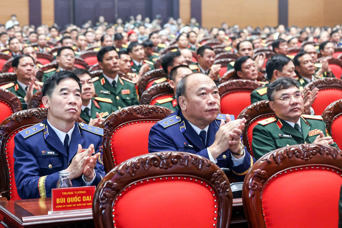 Các đại biểu tham dự buổi lễ tuyên dương các lực lượng tham gia diễu binh, diễu hành A80.