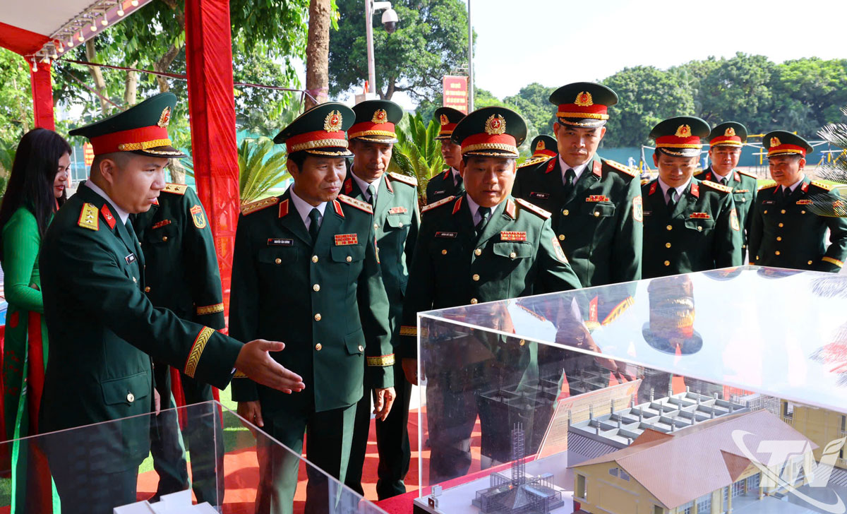 Đại tướng Nguyễn Tân Cương cùng các đại biểu tham quan khu trưng bày các sản phẩm, thành tích của Học viện Hậu cần.