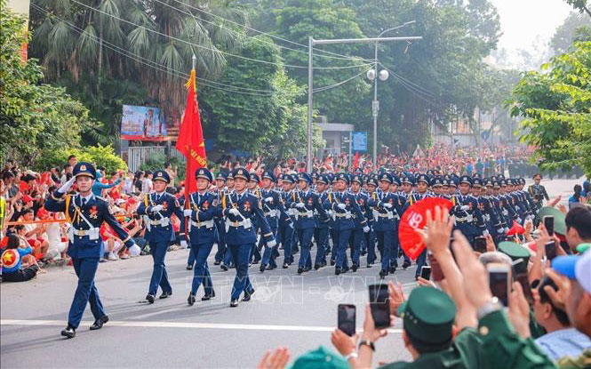Người dân chào đón các khối diễu binh, diễu hành trong niềm hân hoan và tự hào trên khắp các nẻo đường Hà Nội. Ảnh: Hoàng Hiếu/TTXVN
