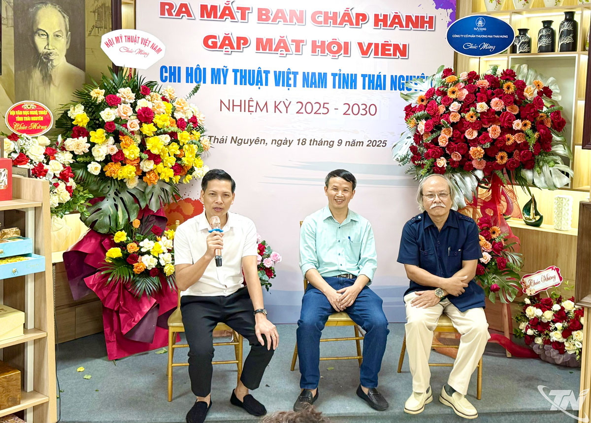 Ban chấp hành Chi hội Mỹ thuật Việt Nam tỉnh Thái Nguyên gồm 3 họa sĩ Dương Văn Chung, Nguyễn Gia Bảy, Trần Giang Nam.