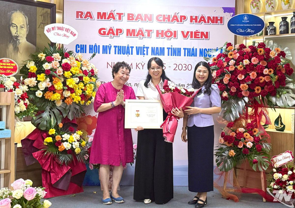 Họa sĩ Mai Thị Ngọc Oanh, Phó Chủ tịch Hội Mỹ thuật Việt Nam trao Kỷ niệm chương Vì sự nghiệp Mỹ thuật Việt Nam cho bà Nguyễn Thúy Quỳnh, Chủ tịch Hội Văn học Nghệ thuật Thái Nguyên.