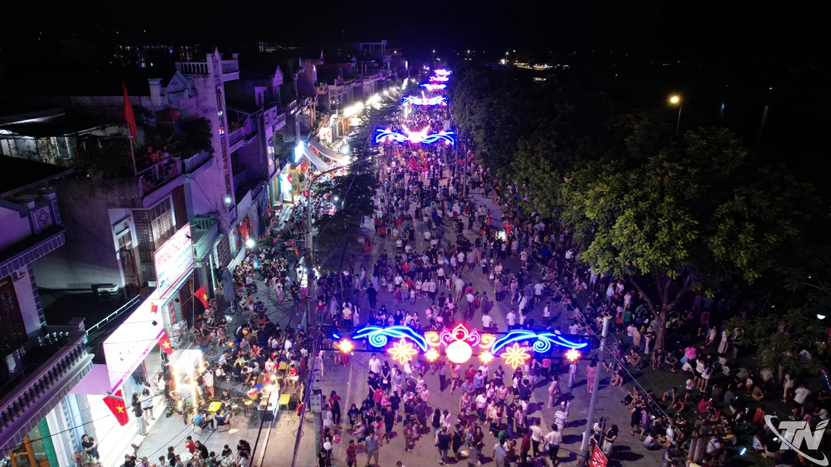 Hàng nghìn người dân và du khách tập trung tại Phố đi bộ Sông Cầu để xem Chương trình nghệ thuật “80 năm Ánh sao độc lập”.