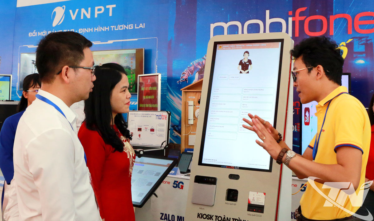 Các đại biểu trải nghiệm công nghệ thực tế ảo