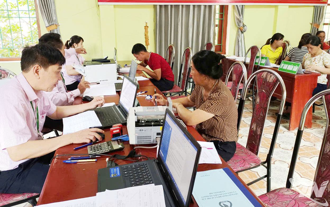 Phòng giao dịch Ngân hàng Chính sách xã hội Ba Bể tiến hành giải ngân nguồn vốn vay giải quyết việc làm tại xã Đồng Phúc, góp phần tạo điểm tựa sinh kế cho nhân dân địa phương. Ảnh: T.L