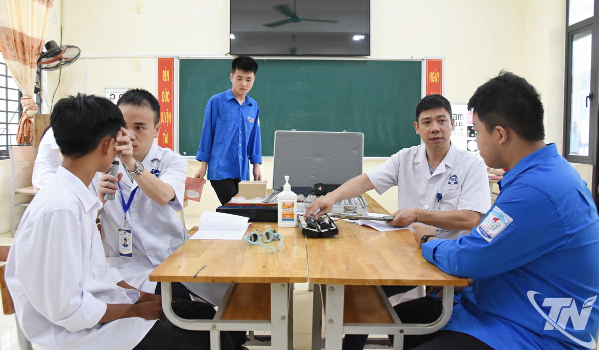 200 học sinh Trường THPT Hoàng Quốc Việt được khám mắt miễn phí.
