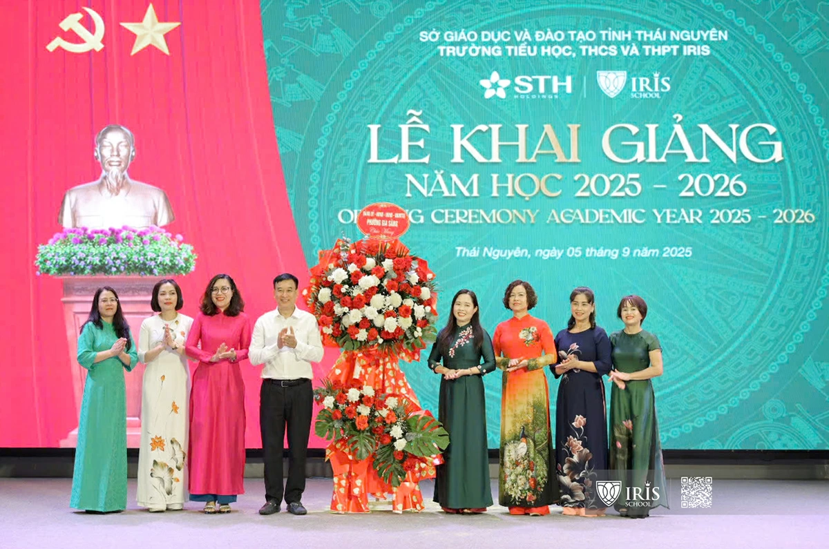 Đến dự và động viên thầy trò Nhà trường có đồng chí Hà Huy Hoàng - Phó Bí thư Thường trực Đảng ủy phường Gia Sàng.