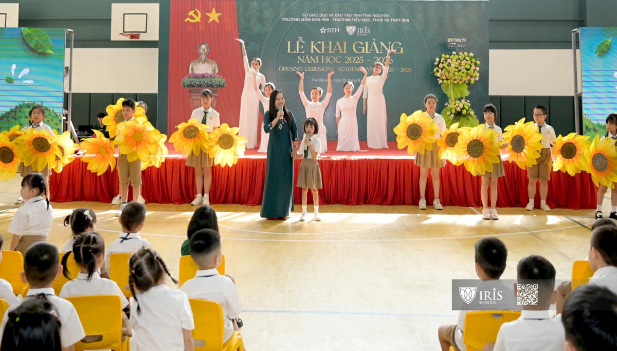 NGƯT. ThS. Ngô Thị Quyên cùng các em học sinh trong tiết mục văn nghệ chào mừng năm học mới