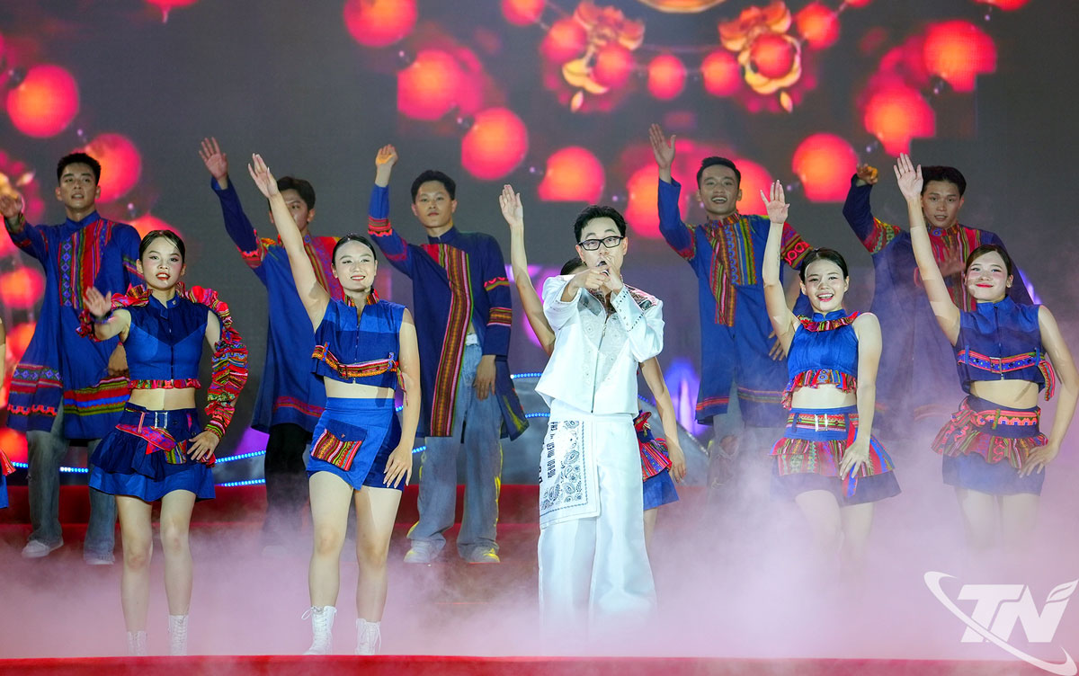 Chương trình được dàn dựng công phu với nhiều tiết mục ca ngợi Đảng quang vinh, Bác Hồ vĩ đại; ca ngợi quê hương Thái Nguyên đổi mới.