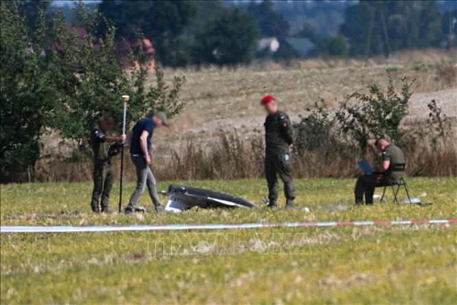 Hiện trường vụ thiết bị bay không người lái (UAV) bị bắn rơi tại Wohyn, Ba Lan, ngày 10/9/2025. Ảnh: PAP/TTXVN