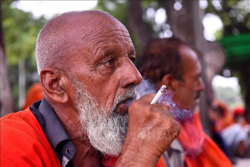 Người dân hút thuốc lá tại Karachi, Pakistan. Ảnh: THX/TTXVN