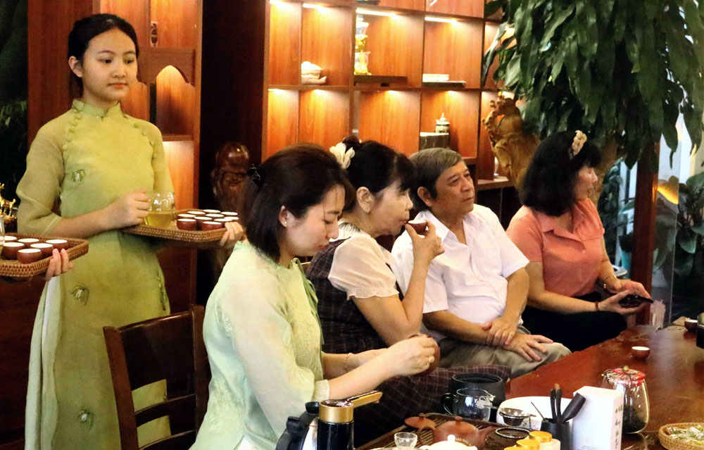 Nhiều văn nghệ sĩ Thái Nguyên đến Hương Vân Trà để gặp gỡ, chia sẻ