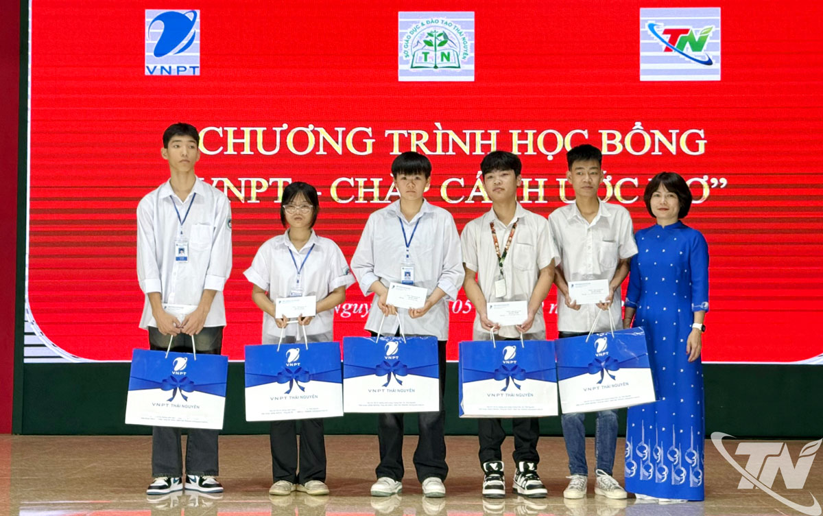 Đại diện đơn vị VNPT Thái Nguyên trao học bổng và quà cho các em học sinh.
