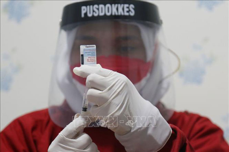 Nhân viên y tế chuẩn bị mũi tiêm vaccine COVID-19 của hãng Moderna tại Jakarta, Indonesia. Ảnh minh họa: THX/TTXVN