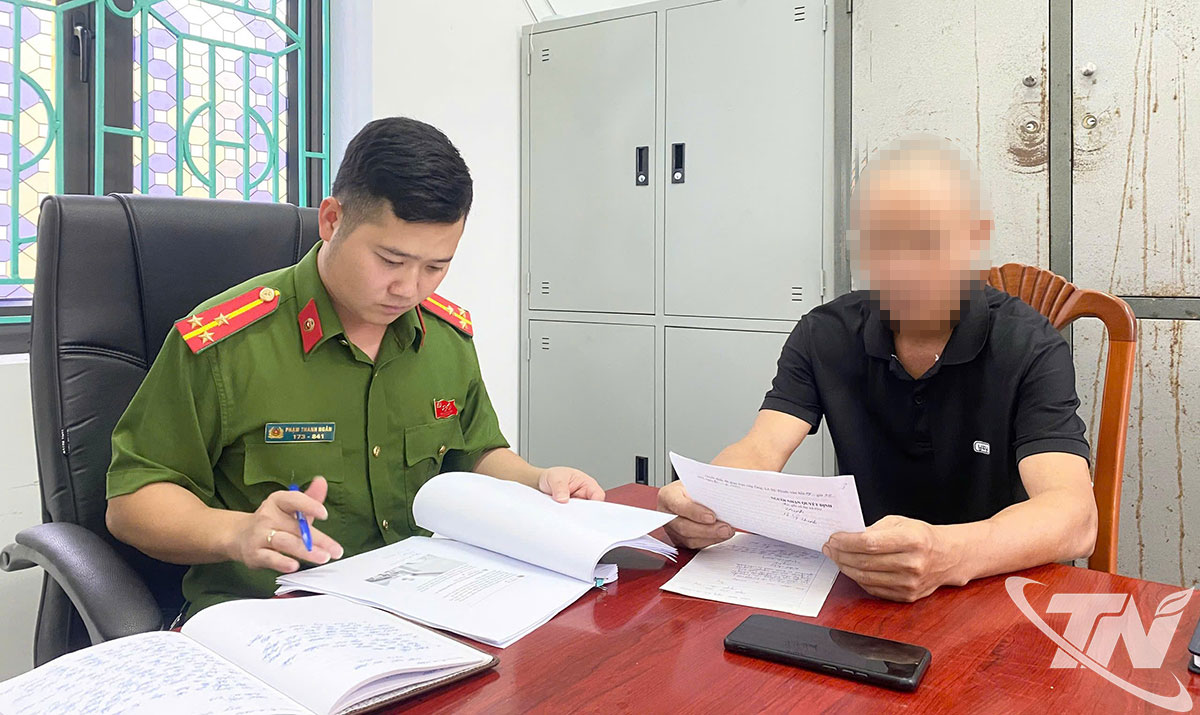 Cán bộ Công an phường Vạn Xuân làm việc với anh L.S.T.