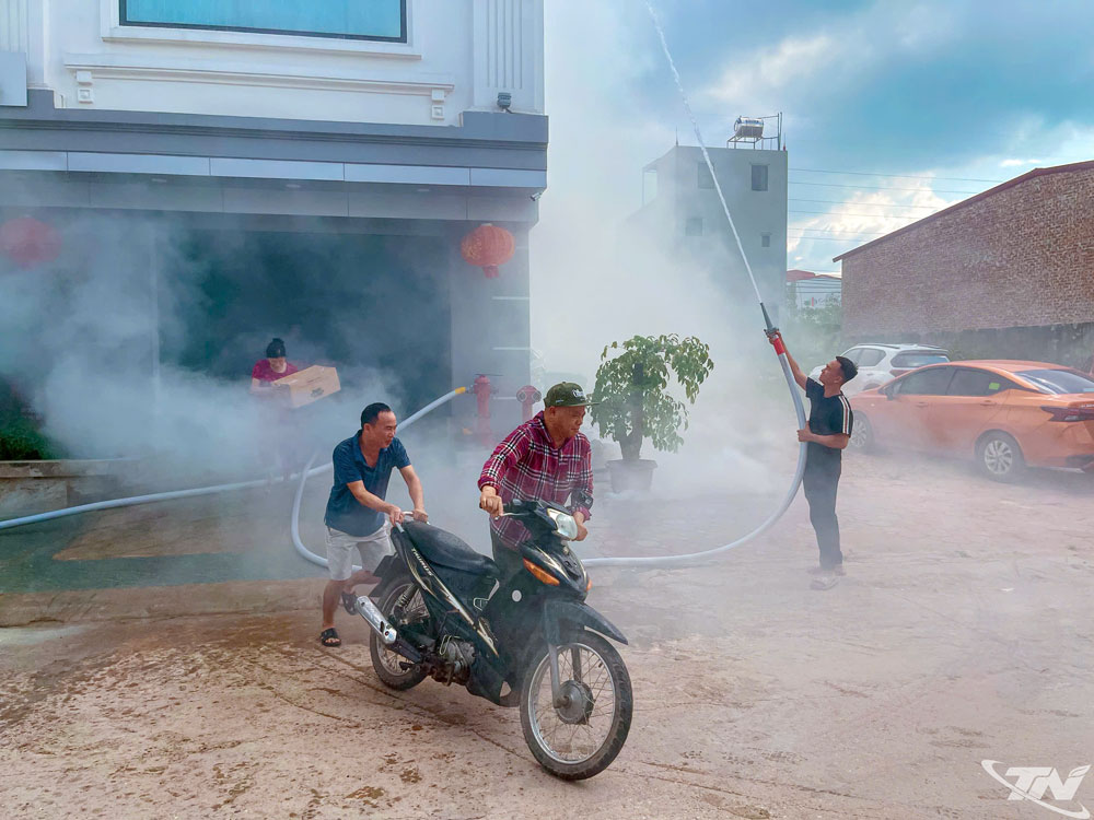 Các thành viên Tổ liên gia an oàn PCCC di chuyển tài sản và sử dụng phương tiện chữa cháy tại chỗ ngăn chặn cháy lan.