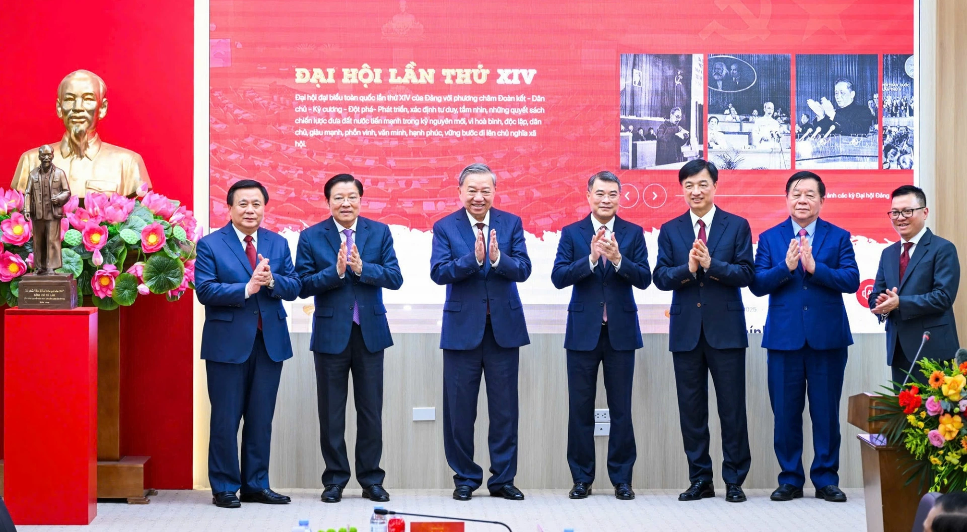 Các đại biểu cùng nhấn nút khai trương Trang thông tin điện tử Đảng Cộng sản Việt Nam - Đại hội XIV.