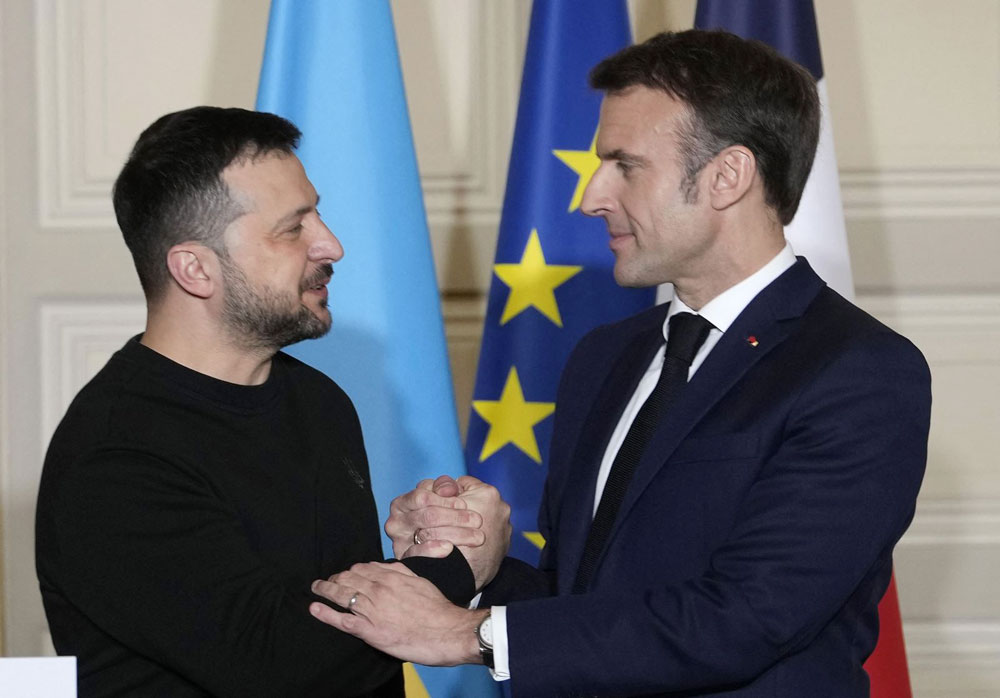 Tổng thống Pháp Emmanuel Macron (phải) trong cuộc họp báo chung với người đồng cấp Ukraine Volodymyr Zelensky tại Paris, ngày 16/2/2024. Ảnh tư liệu: AFP/TTXVN