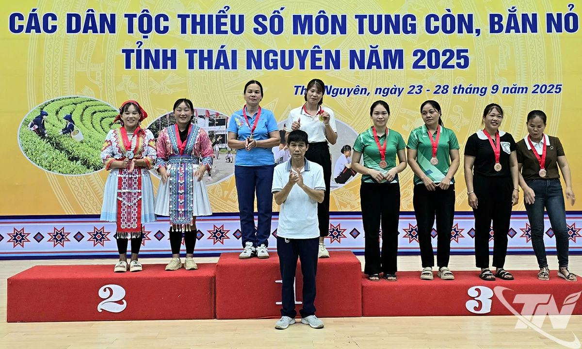 Ban Tổ chức đã trao gần 100 giải thưởng cho 2 bộ môn thể thao truyền thống.