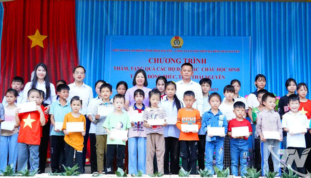 Lãnh đạo LĐLĐ tỉnh cùng đại diện đơn vị tài trợ trao quà cho học sinh nghèo vượt khó tại xã Đồng Phúc