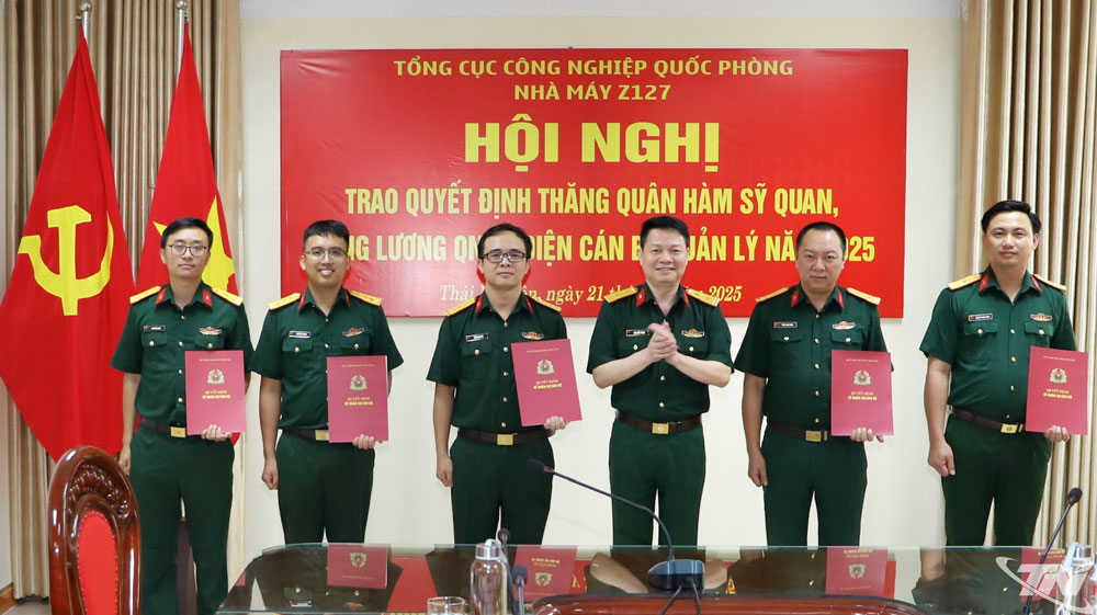 Hội nghị Trao quyết định thăng quân hàm sỹ quan, nâng lương cán bộ quản lý năm 2025.