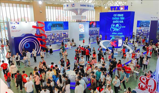 Nhờ phong cách trẻ trung với không gian mở, khu trưng bày của TTXVN tại Triển lãm thành tựu đất nước thu hút rất nhiều bạn trẻ đến tham quan, tìm hiểu.